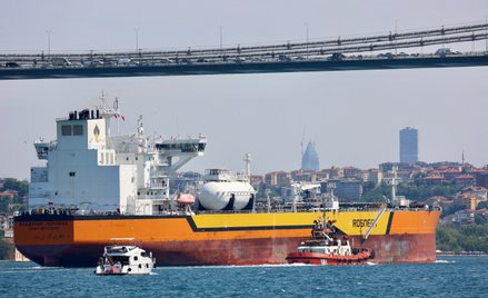 Rosyjski tankowiec z ropą Włodzimierz Monomach przepływa przez Bosfor