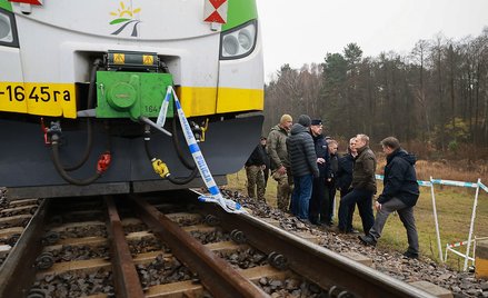Premier Donald Tusk w miejscu, w którym doszło do rosyjskiej dywersji na kolei