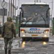 Autobus z osobami ewakuowanymi z Mariupola przyjeżdża na granicę ukraińsko-rosyjską, 15 marca 2022