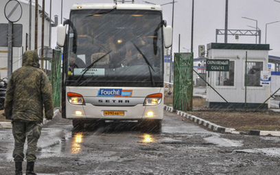 Autobus z osobami ewakuowanymi z Mariupola przyjeżdża na granicę ukraińsko-rosyjską, 15 marca 2022