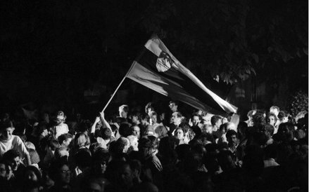 26.06.1991. Tłum z flagą Słowenii na Prešernov trg