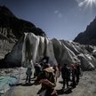 Wejście do jaskini w lodowcu Mer de Glace w masywie Mont Blanc przykryte specjalną plandeką, by spow