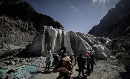 Wejście do jaskini w lodowcu Mer de Glace w masywie Mont Blanc przykryte specjalną plandeką, by spow
