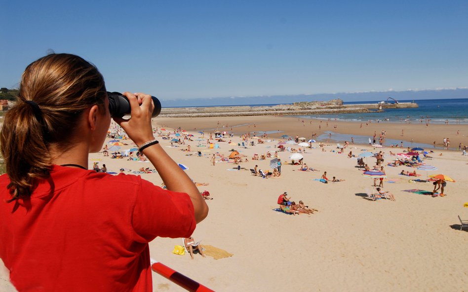 Ratownicy dostali podwyżki. Ile można zarobić na plaży?