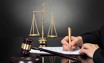 Symboliczna podwyżka wynagrodzeń asystentów sędziów