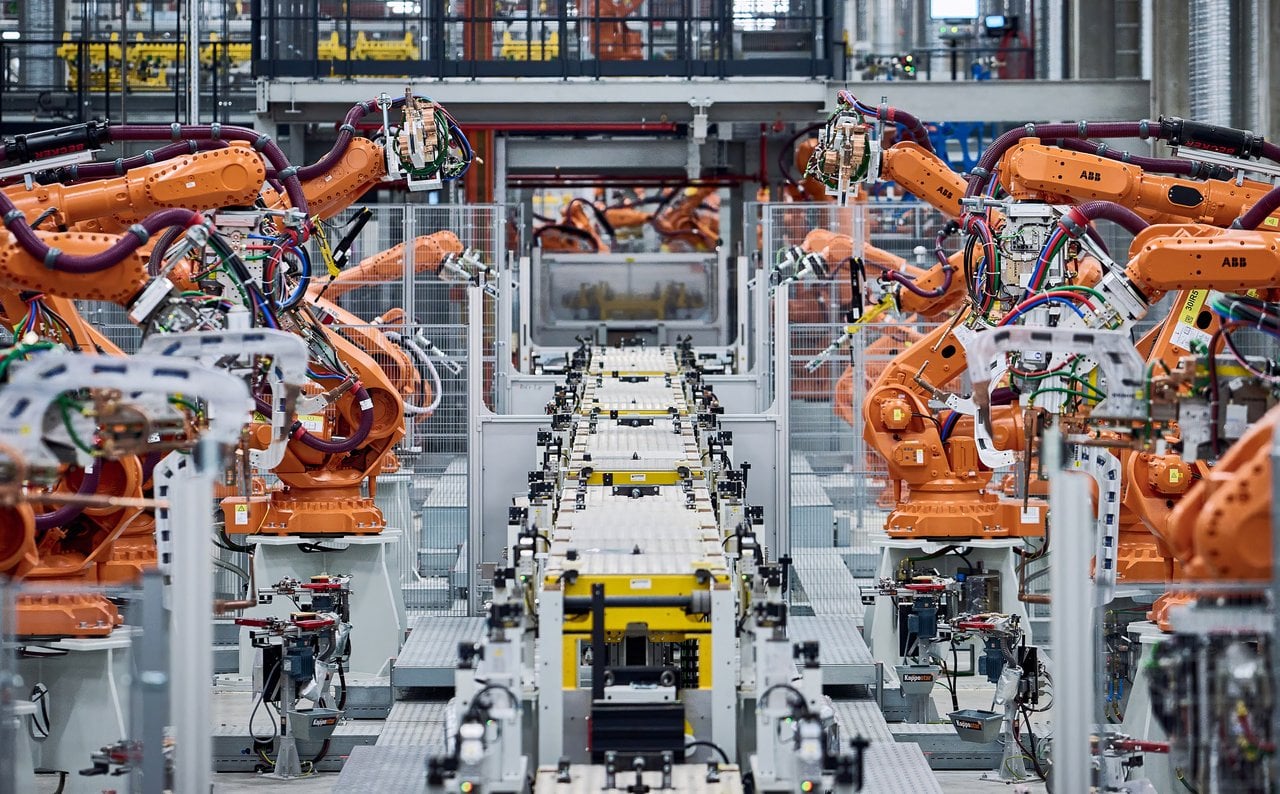 BMW przestawia fabrykę w Monachium z produkcji aut spalinowych na elektryczne