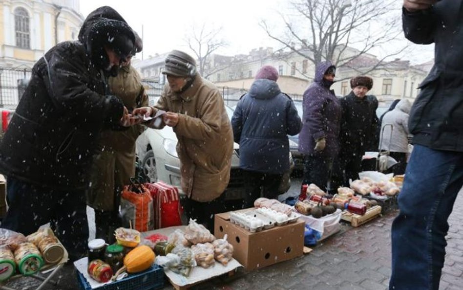 Producenci sprzedają żywność przechodniom w Sankt Petersburgu