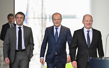 Premier Donald Tusk, prezydent Francji Emmanuel Macron i kanclerz Niemiec Olaf Scholz podczas konfer