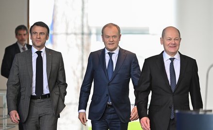 Premier Donald Tusk, prezydent Francji Emmanuel Macron i kanclerz Niemiec Olaf Scholz podczas konfer