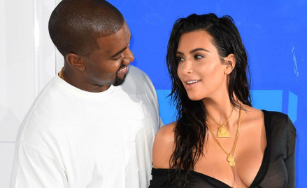 Kim Kardashian (na zdjęciu z mężem, Kanye Westem) przyznała, że sama cierpi na łuszczycę, objawiając