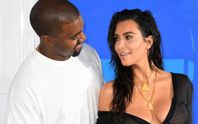 Kim Kardashian (na zdjęciu z mężem, Kanye Westem) przyznała, że sama cierpi na łuszczycę, objawiając