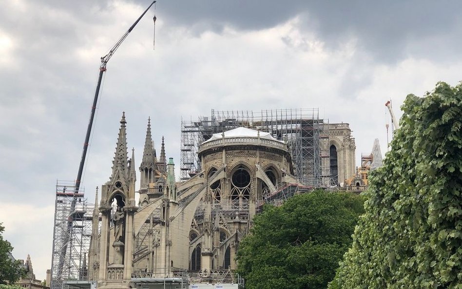 Pół roku po pożarze Notre Dame darczyńcy dają wreszcie pieniądze