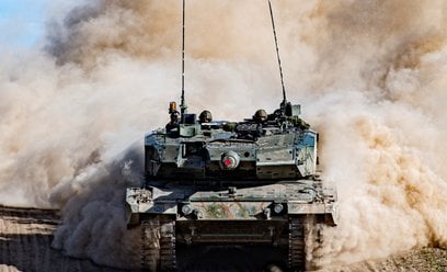 zołg Leopard 2A4 z Lord Strathcona's Horse (Royal Canadians) porusza się po czarnym szlaku 3. Kanady