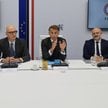 „Uwolnimy z naszych rezerw strategicznych do 100 mln baryłek ropy” – napisał Macron na platformie X 