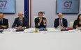 „Uwolnimy z naszych rezerw strategicznych do 100 mln baryłek ropy” – napisał Macron na platformie X 