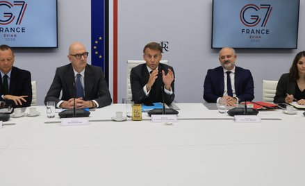 „Uwolnimy z naszych rezerw strategicznych do 100 mln baryłek ropy” – napisał Macron na platformie X 