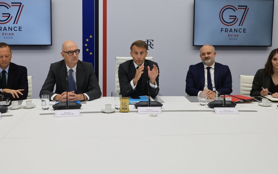 „Uwolnimy z naszych rezerw strategicznych do 100 mln baryłek ropy” – napisał Macron na platformie X 