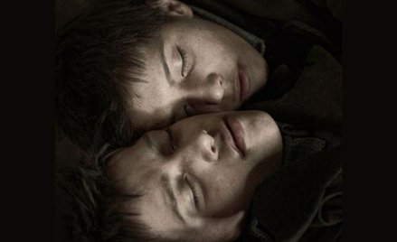 Agota Kristof wyemigrowała z Węgier po upadku powstania 1956 roku. Miała wtedy 21 lat. Mieszkała w S