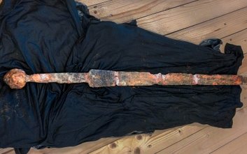 Średniowieczny miecz wyłowiony z Wisły na warszawskiej Białołęce