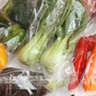 Warzywa i owoce w plastiku: Sklepy zapewniają, że jest lepiej