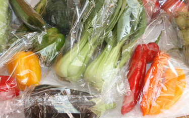Warzywa i owoce w plastiku: Sklepy zapewniają, że jest lepiej