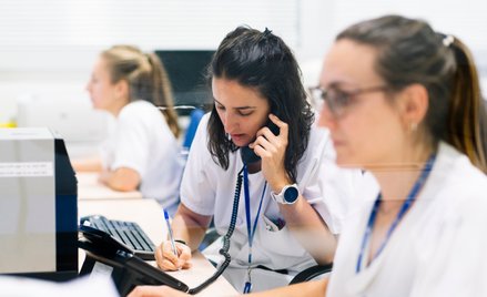 Pracownicy rejestracji mają obowiązek na bieżąco odbierać połączenia - wskazuje rzecznik praw pacjen