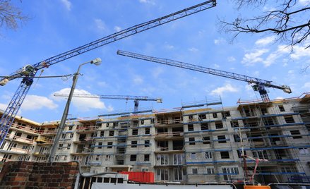 Zastój w fabrykach, ruch na budowach