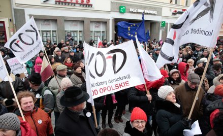 51 proc. Polaków uważa, że demonstracje KOD są niepotrzebne