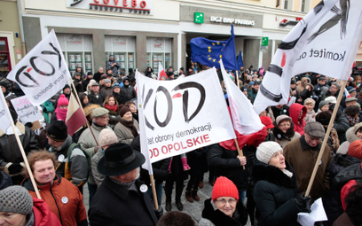 51 proc. Polaków uważa, że demonstracje KOD są niepotrzebne