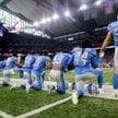 Futboliści Detroit Lions przed meczem ligi NFL z Atlanta Falcons