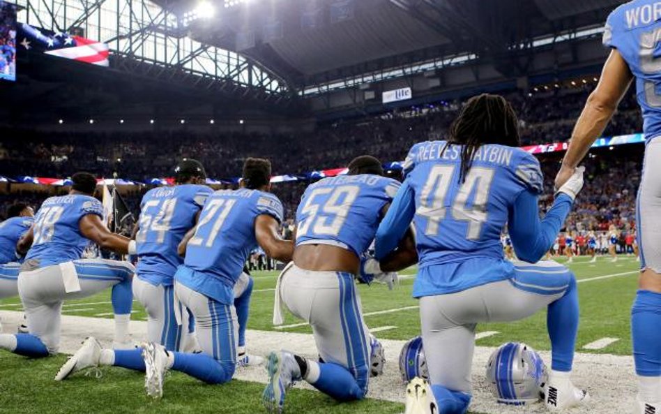 Futboliści Detroit Lions przed meczem ligi NFL z Atlanta Falcons