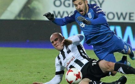 Maciej Makuszewski (z prawej, w walce z Wojciechem Trochimem z Sandecji) to jeden z tych graczy Lech