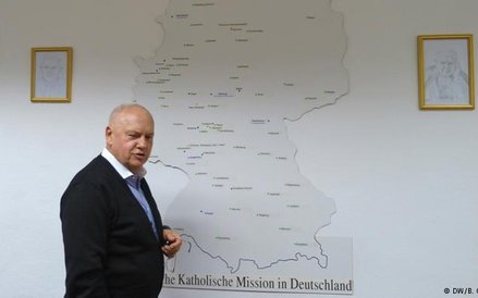 Każdej niedzieli msza św. w j. polskim odprawiana jest w 165 kościołach, a w dalszych 148 raz lub dw