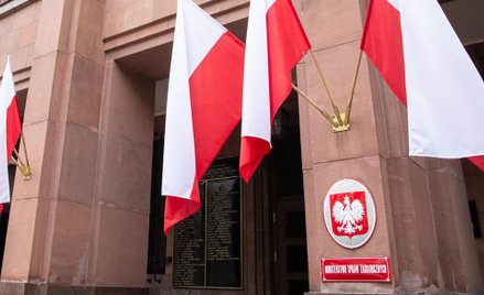 MSZ odradza zagraniczne podróże i szykuje zakaz lotów do kolejnych krajów. Na liście Hiszpania, Chor