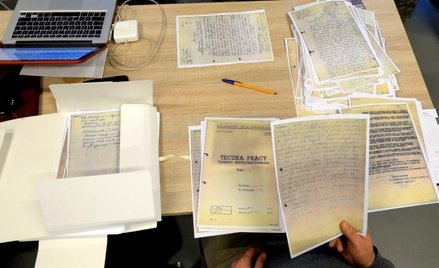 Pierwszą partię dokumentów dotyczących TW "Bolka", znalezionych w domu szefa MSW z lat 80. gen. Czes