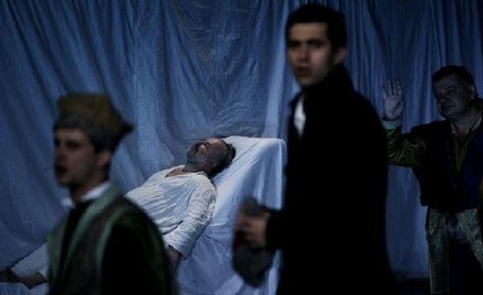 Pożegnanie Jacka Soplicy (Roman Gancarczyk), scena z „Pana Tadeusza” w reżyserii Mikołaja Grabowskie