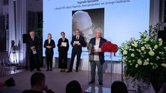 W imieniu Krzysztofa Pomiana pamiątkowy medal odebrał Marek Beylin. Na scenie (od lewej): Michał Szu