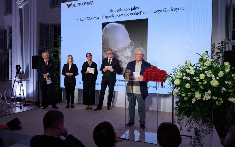 W imieniu Krzysztofa Pomiana pamiątkowy medal odebrał Marek Beylin. Na scenie (od lewej): Michał Szu