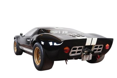 Pod maską ma silnik 5.7 o mocy 475 KM.