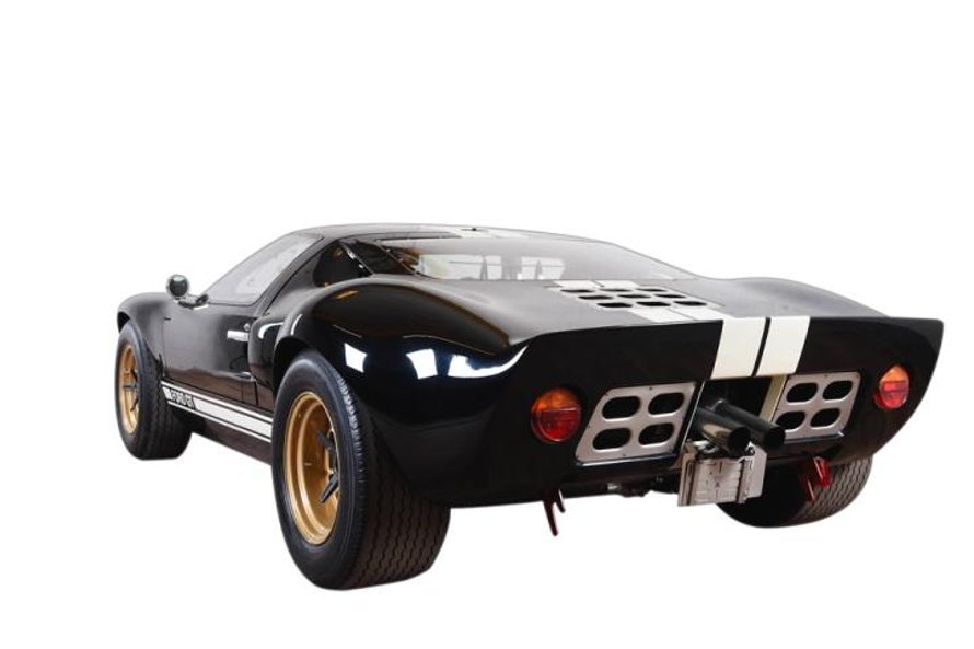 Pod maską ma silnik 5.7 o mocy 475 KM.