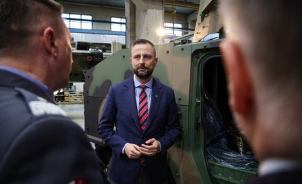 Wicepremier, szef MON Władysław Kosiniak-Kamysz po podpisaniu umowy ramowej na dostawę ponad 1200 po