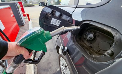 Tankowanie paliwa na stacji benzynowej w Szczecinie