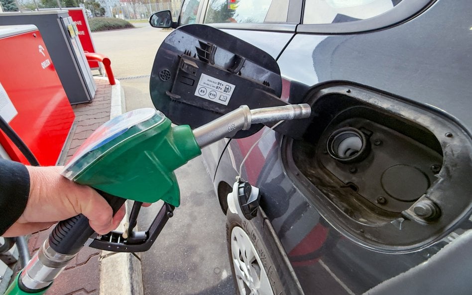 Tankowanie paliwa na stacji benzynowej w Szczecinie