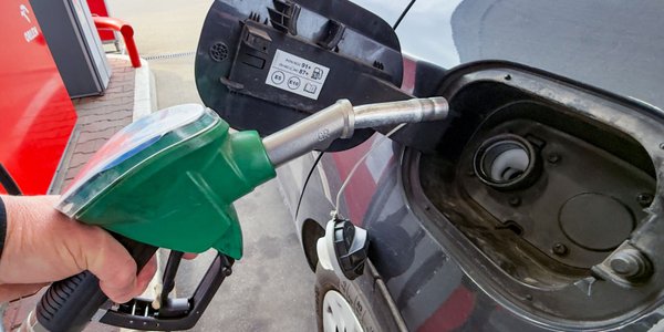 Obniżka cen paliw może naruszać prawo UE, ale Bruksela przymknie oko