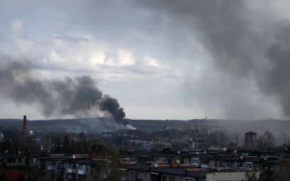 Dym unoszący się nad Lwowem po rosyjskim ataku rakietowym