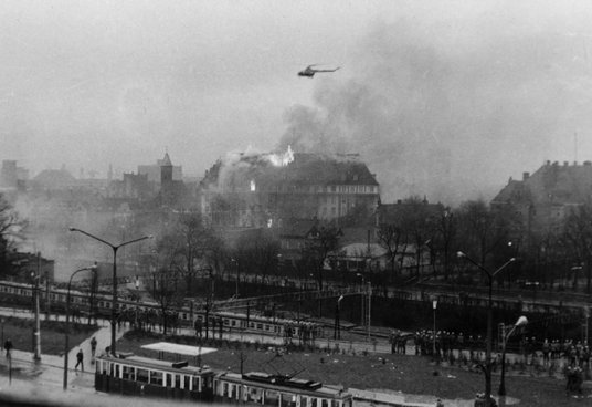 Grudzień ’70 – płonąca siedziba Komitetu Wojewódzkiego PZPR w Gdańsku przy ul. Wały Jagiellońskie st