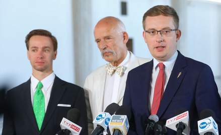 Liderzy partii Konfederacja Wolność i Niepodległość Krzysztof Bosak, Janusz Korwin-Mikke  i Robert W