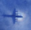 Cień nowozelandzkiego samolotu w chmurze poszukującego zaginionego samolotu Malaysia Airlines MH370
