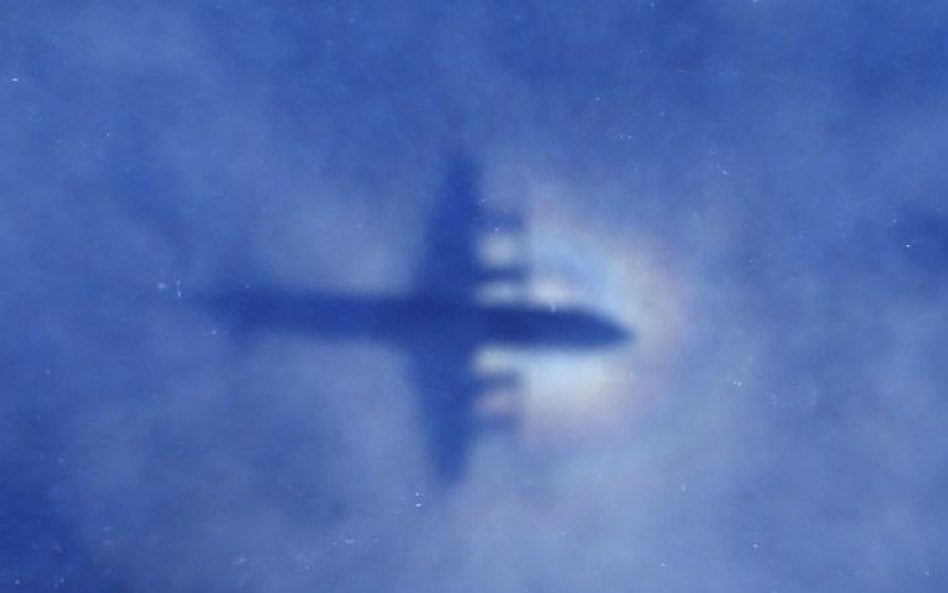 Cień nowozelandzkiego samolotu w chmurze poszukującego zaginionego samolotu Malaysia Airlines MH370