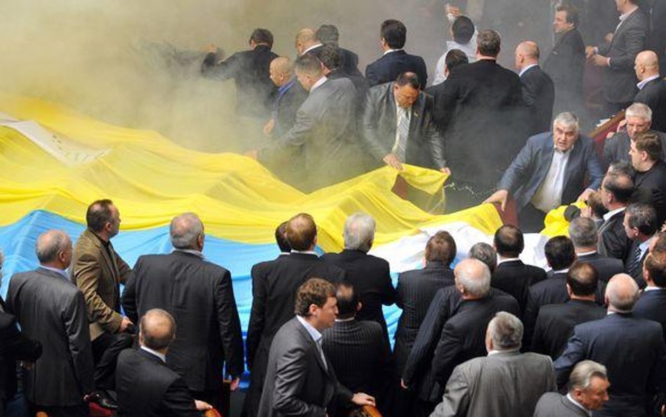 W siedzibie ukraińskiego parlamentu wybuchały świece dymne, a deputowani wszczęli bójkę